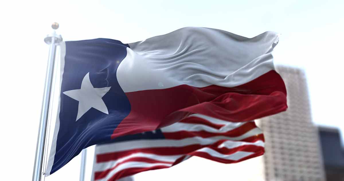πράγματα που μπορείτε να κάνετε στο ναό του Τέξας Σημαία των ΗΠΑ και σημαία του Τέξας