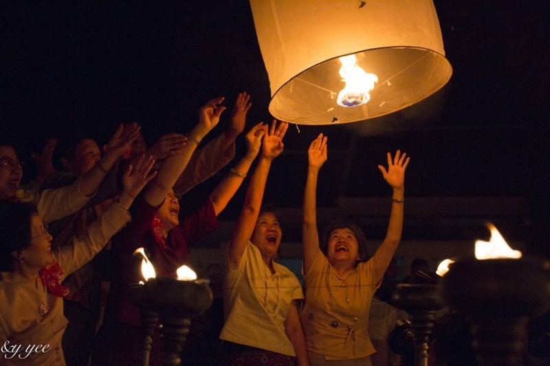 Lantern release at Yi Peng