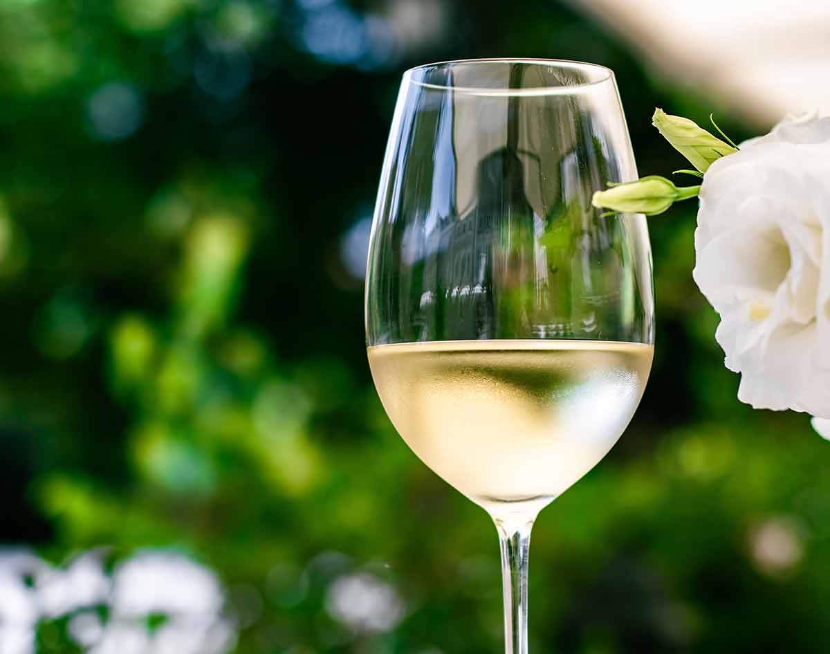 things to do in the hamptons this weekend white wine in a glass