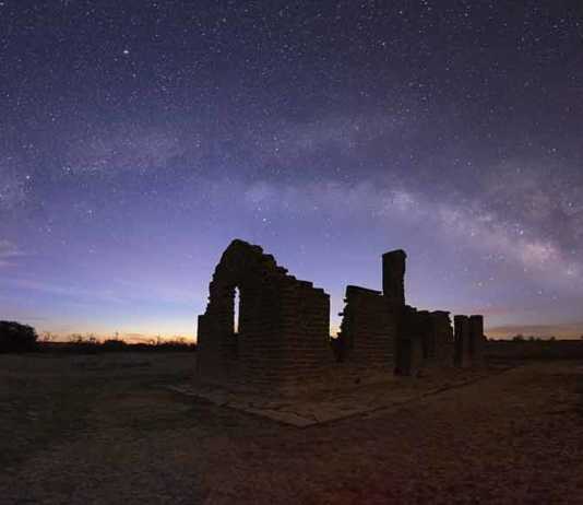things to do temple tx at night silhouette of ruins of Fort Griffin against a starry sky