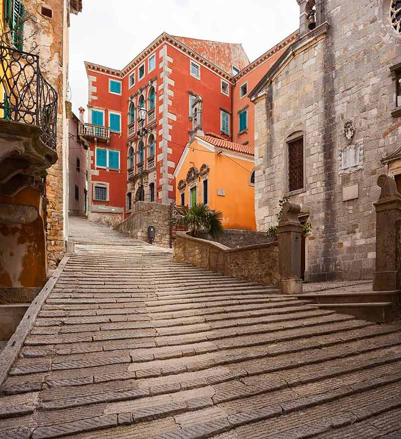 top things to do in croatia steps and colourful buildings