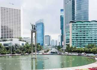 20 Amazing Things To Do In Jakarta Selamat Datang Monument Placed In A Famous Square