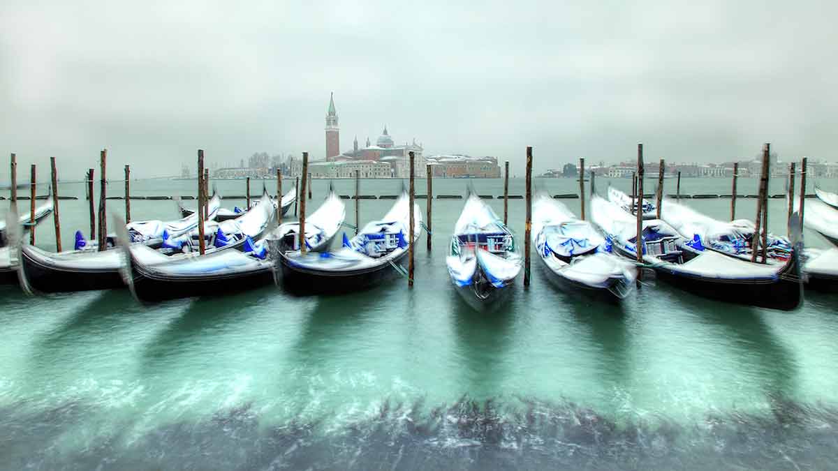 Venice Tour: St. Mark's Basilica and Gondola Ride winter