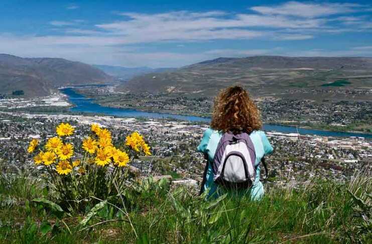20 Things To Do In Wenatchee, Washington for Outdoor Adventure Lovers back of woman looking down at wenatchee washington
