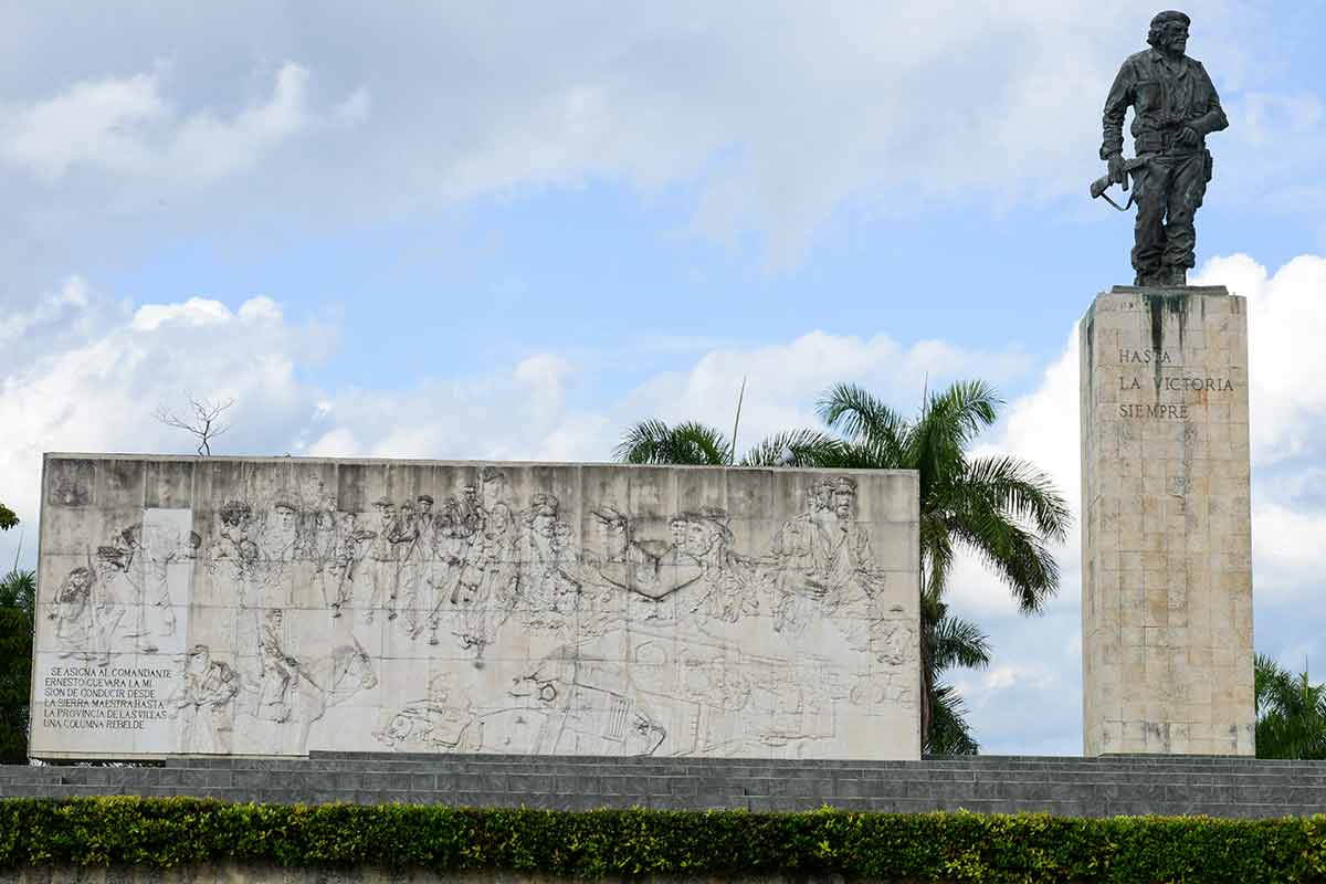 Che Guevara Statue And The Mausoleum
