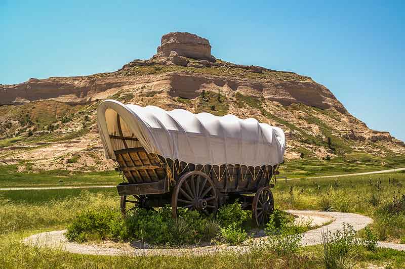wagon in front of scotts bluff