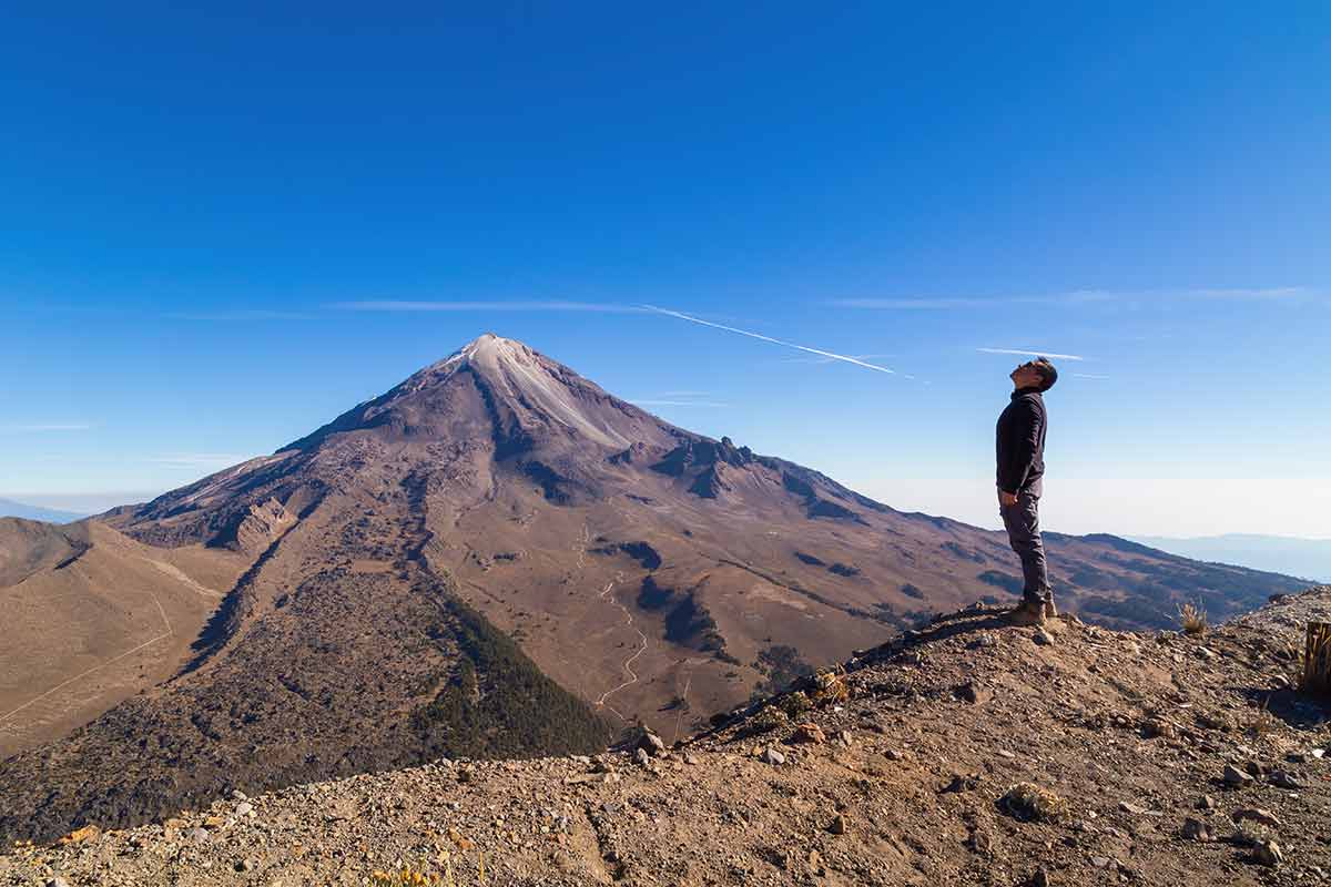 what to do veracruz pico de orizaba man looking at the sky and the mountain
