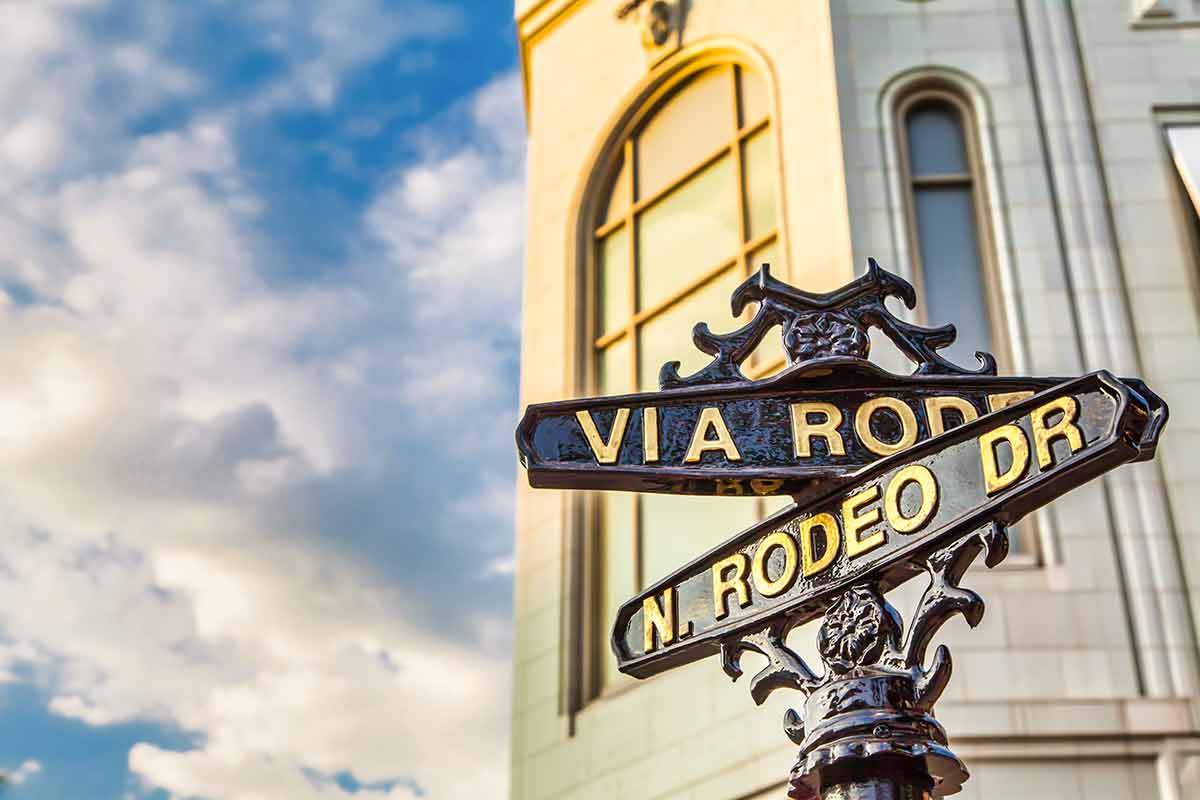 where to stay in los angeles for vacation famous Rodeo Drive in Los Angeles street sign