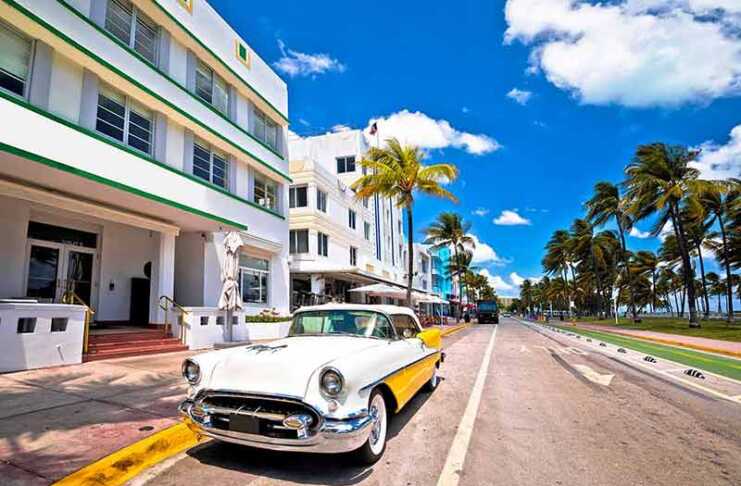 20 Best Places To Stay In Miami Miami South Beach Ocean Drive Colorful Art Deco Street Architecture View