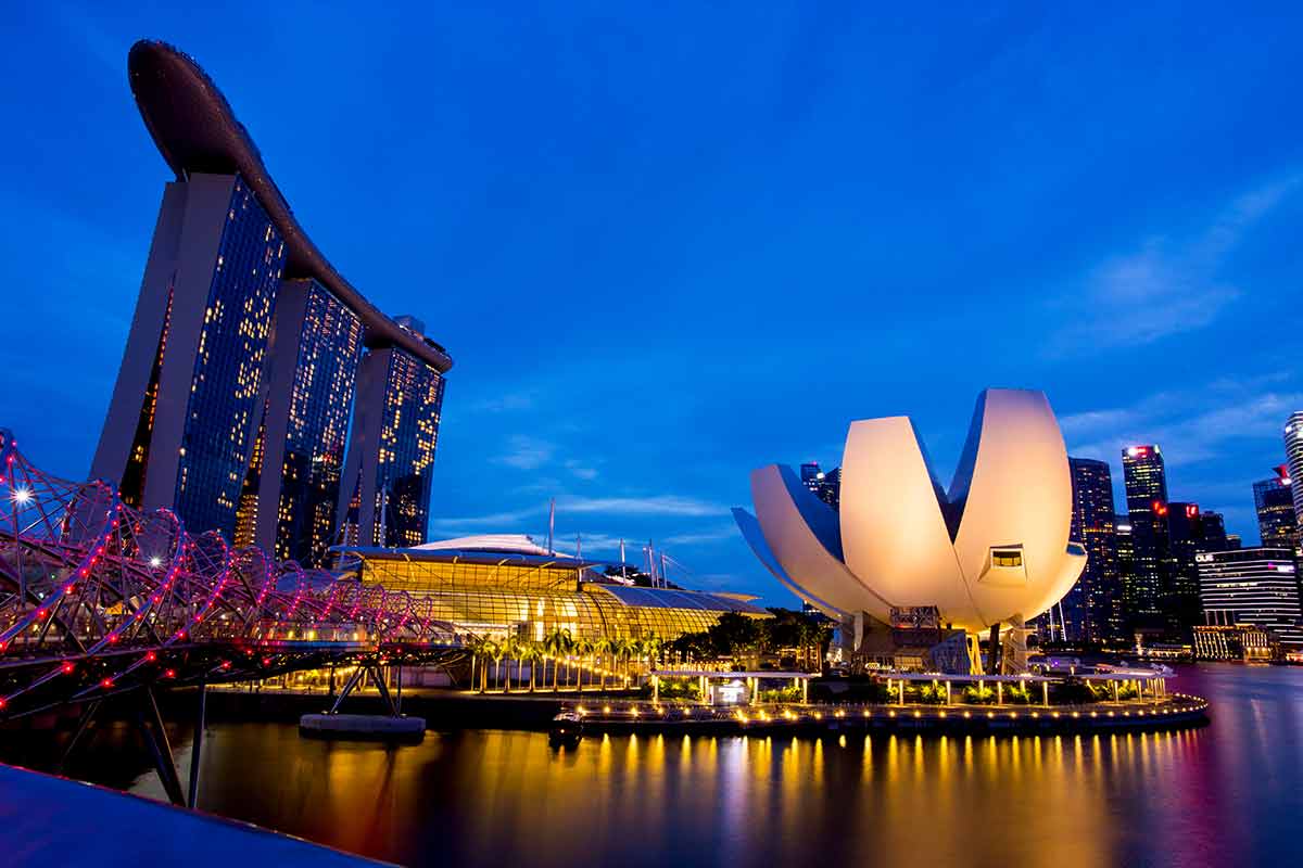 where to stay in singapore near tourist attractions